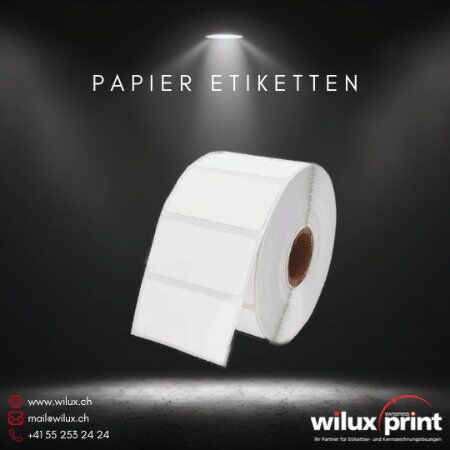 Rolle von Papieretiketten unter Lichtspot mit dem Text „Papier Etiketten“. Hochwertige, vielseitige und umweltfreundliche Etikettenlösung für Logistik und Handel.