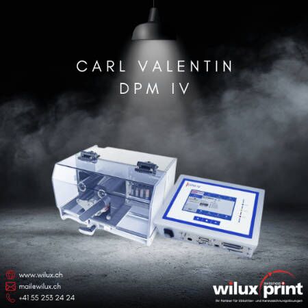 Der Carl Valentin DPM IV Foliendirektdrucker mit Steuergerät, ideal für den digitalen Thermotransferdruck auf Verpackungen und Etiketten in industriellen Produktionsprozessen.