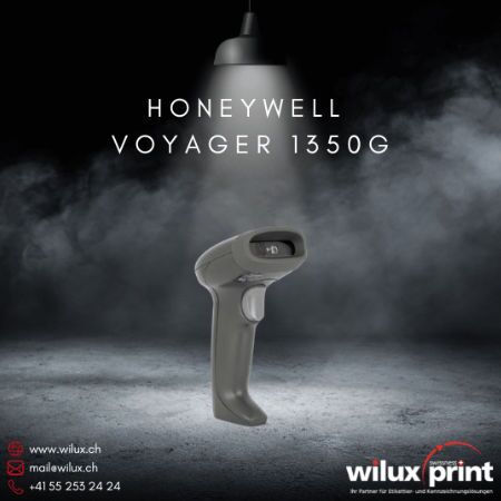 Kabelgebundener Barcode Scanner Honeywell Voyager 1350G unter einer beleuchteten Lampe, vor einem dunklen, nebligen Hintergrund. Ergonomisches Design, ideal für den Einsatz im Einzelhandel und in der Lagerlogistik.