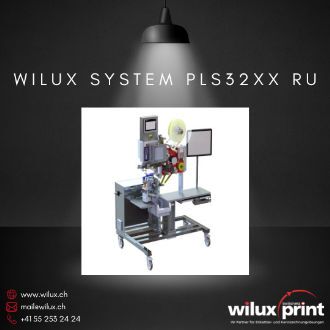 Seitliche Ansicht des Rundum Etikettierers WILUX System PLS32XX RU, ausgestattet mit Etikettierkopf, Rollenhalterung und Steuereinheit, ideal für die präzise Etikettierung zylindrischer Produkte.