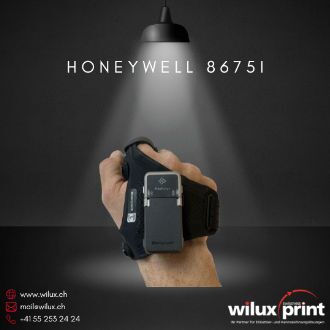 Der Honeywell 8675i Wearable Scanner, befestigt an einem Handscanner-Handschuh, für ergonomisches und freihändiges Scannen in industriellen Umgebungen, beleuchtet durch ein Spotlight.