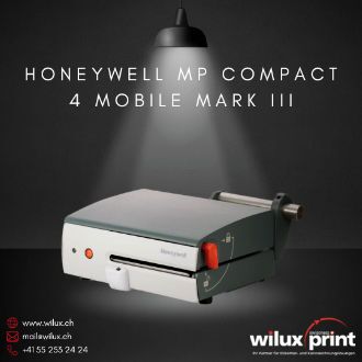 Der Honeywell MP Compact 4 Mobile Mark III Drucker, hervorgehoben durch obere Beleuchtung auf dunklem Hintergrund. Weisses Gehäuse mit orangefarbenem Akzent und sichtbarem Logo. Unten WILUX PRINT Kontaktinformationen und Logo.