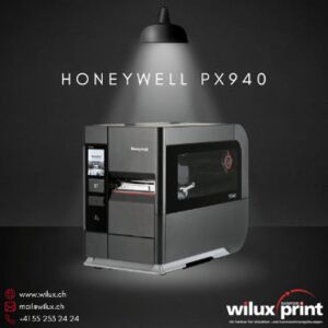 Honeywell PX940 Industriedrucker in einem beleuchteten Spotlight, hervorgehoben durch sein klares Fensterdesign und das interaktive Bedienfeld, vor einem dunklen Hintergrund mit WILUX PRINT Branding