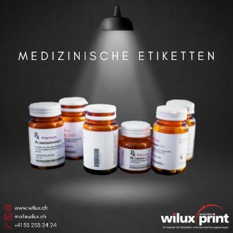 Verschiedene Medizinflaschen mit klar lesbaren Etiketten, die für die eindeutige Kennzeichnung im Gesundheitswesen verwendet werden, stehen im Fokus.