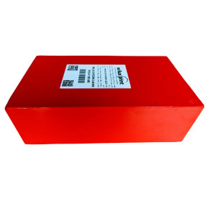 WILUX PRINT Blog Übersicht Etikettiermaschinen Oben-Etikettierung - Beispiel mit roter Kartonschachtel