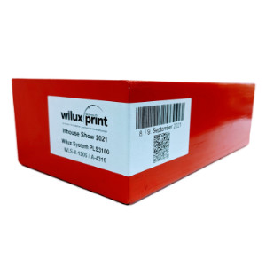 WILUX PRINT Blog Übersicht Etikettiermaschinen Um-Eck-Etikettierung - Beispiel mit roter Kartonschachtel