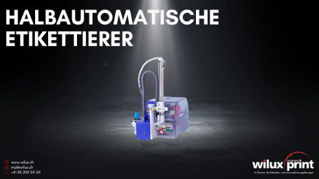 Ein halbautomatischer Etikettierer, abgebildet unter einem Scheinwerfer, steht auf einem dunklen Hintergrund, dargestellt mit der Beschriftung 'Halbautomatische Etikettierer'.