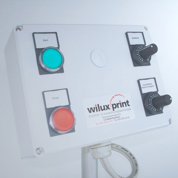 Sonderanlagenbau Etikettiermaschinen Steuergerät WILUX Vereinzelungssystem in weiss mit Knöpfen in rot, grün und schwarz