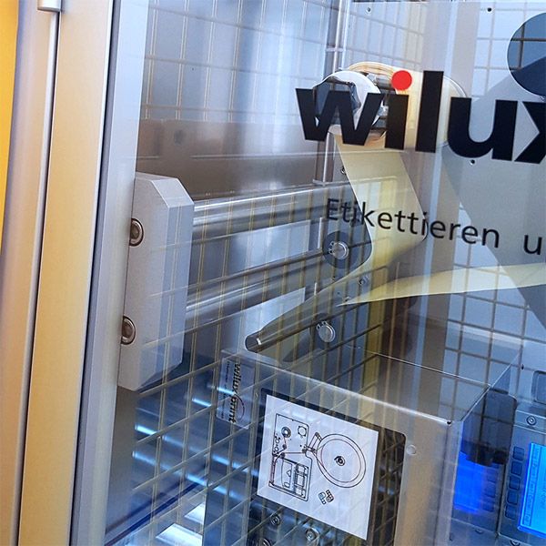 Pallet labeler for printing and applying WILUX System PalSet PAS13xx lateral print engine