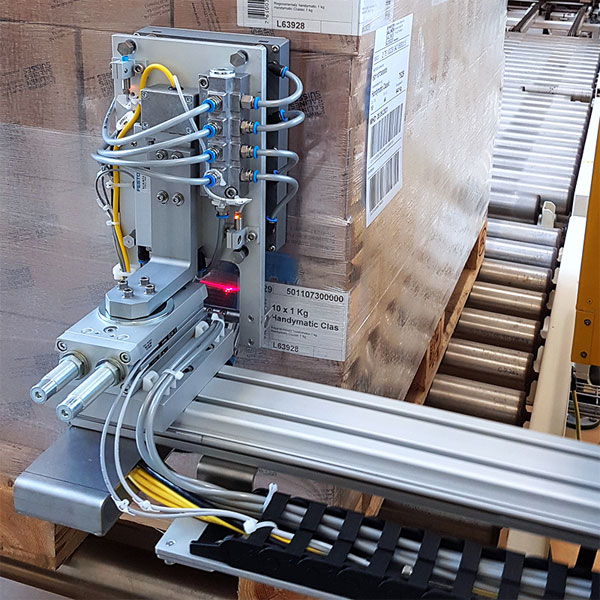 Pallet labeler for printing and applying WILUX System PalSet PAS13xx example application label