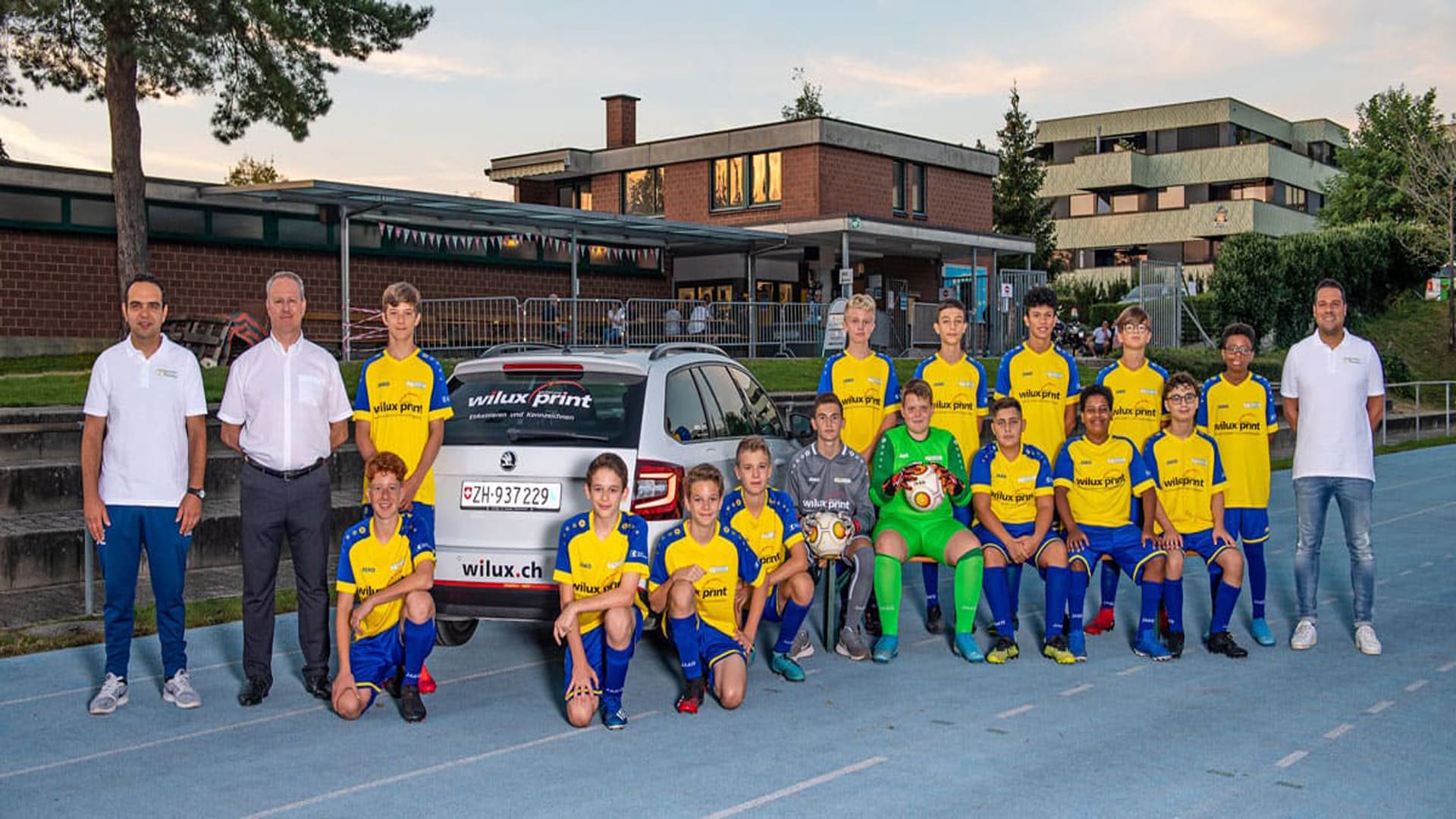 WILUX News Sponsor Junioren-Mannschaft Cb des FC Hinwil mit gelb blauen Trikots