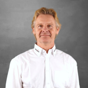 Fredy Fischbacher, Teil des Team WILUX PRINT, Spezialprojekte Media, in einem professionellen weissen Hemd vor einem neutralen Hintergrund.
